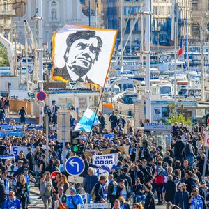 Les marseillais et la famille accompagnent Bernard Tapie jusqu'à la Cathédrale La Major à Marseille le 8 octobre 2021.

© Santini / Jacovides / Bestimage