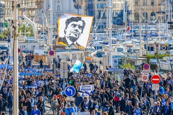 Les marseillais et la famille accompagnent Bernard Tapie jusqu'à la Cathédrale La Major à Marseille le 8 octobre 2021.

© Santini / Jacovides / Bestimage