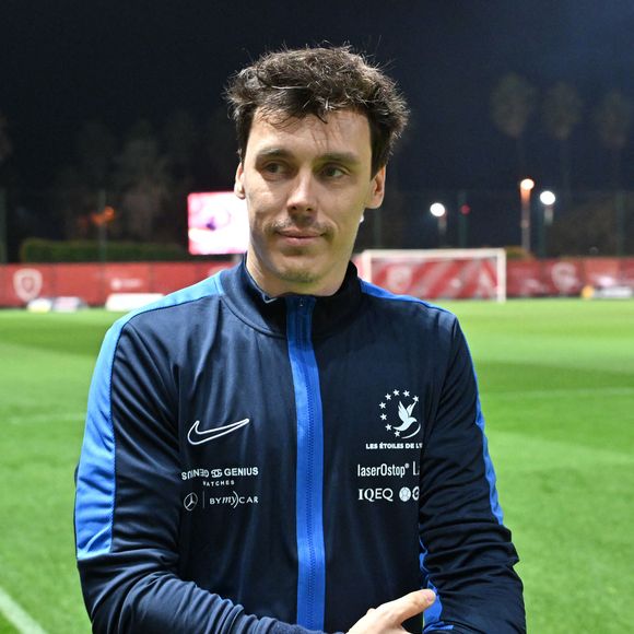 Et il y avait du beau monde sur le terrain, à l'instar de Louis Ducruet, le neveu du prince Albert de Monaco sportif et réputé pour sa philanthropie sur le Rocher !

Louis Ducruet durant la première édition du « match des légendes » opposant l'équipe des Légendes, les anciens de Cannes, à l'équipe des Etoiles avec pour capitaine Didier Deschamps, au stade Pierre de Coubertin à Cannes, le 30 octobre 2025. © Bruno Bebert / Dominique Jacovides / Bestimage