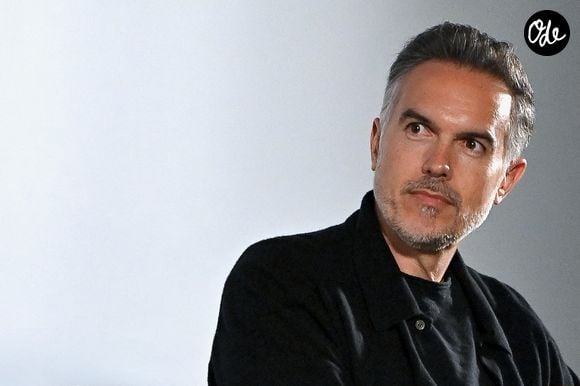 Dans Morsures, un pêcheur est tué par un grand requin blanc tandis que des adolescents pensent avoir réveillé l’Ankou, figure de la mort dans les légendes bretonnes. 

Masterclass de Maxime Chattam lors du festival Series Mania, le 21 mars 2026 à Lille, en France.  Photo : Franck Castel/ABACAPRESS.COM