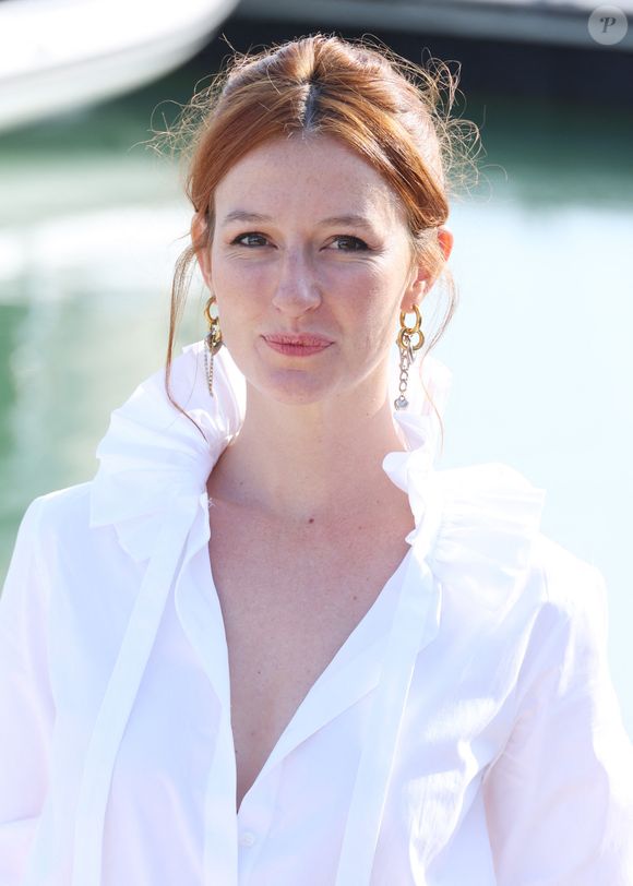 Zoe Laib lors du photocall du 'Plus belle vie, encore plus belle' lors du 27ème Festival de la Fiction de la Rochelle, France, le 19 septembre 2025. © Denis Guignebourg/Bestimage