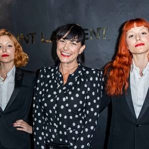 La jeune Léa a partagé une nouvelle fois son inquiétude sur les réseaux sociaux.

La chanteuse Lio et ses filles Garance et Léa - Photocall du défilé de mode PAP printemps-été 2020 "Saint Laurent" à Paris. Le 24 septembre 2019
© Olivier Borde / Bestimage