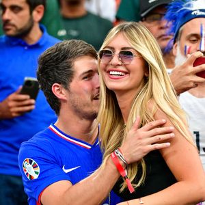 Dylan Deschamps et sa fiancée Mathilde Cappelaere dans les tribunes de la demi-finale du Championnat d'Europe de football (Euro 2024) entre l'Espagne et la France (2-1) à Munich, Allemagne, le 9 juillet 2024. © Bestimage