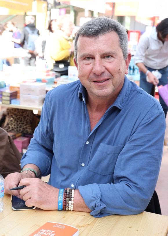 Pour surmonter cette épreuve, il a choisi de se tourner vers les "soins de support" en complément de ses traitements.

Pascal Bataille  - Festival du Livre de Paris 2025 au Grand Palais à Paris le 11 avril 2025.
© Denis Guignebourg / Bestimage