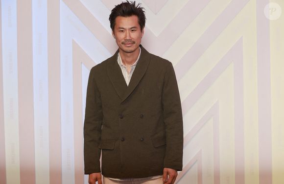 L’acteur affirme avoir mis sa carrière entre parenthèses pour être présent dans leur quotidien et regrette que cet engagement ne soit pas reconnu. 

Frederic Chau - 6 ème édition du Festival Séries Mania à Lille, France, le 21 mars 2023. © Christophe Aubert via Bestimage