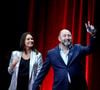 Au milieu de ce planning chargé, Kad Merad est venu lui rendre visite et retrouver les coulisses de l'émission dont elle est devenue le visage depuis son arrivée à la présentation en 2023, après le départ de Sophie Davant.

Kad Merad et sa femme Julia Vignali - Cérémonie d'ouverture du 17ème Festival Lumière à la Halle Tony Garnier à Lyon, le 11 octobre 2025. © Dominique Jacovides / Bestimage
