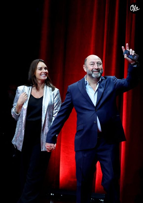 Au milieu de ce planning chargé, Kad Merad est venu lui rendre visite et retrouver les coulisses de l'émission dont elle est devenue le visage depuis son arrivée à la présentation en 2023, après le départ de Sophie Davant.

Kad Merad et sa femme Julia Vignali - Cérémonie d'ouverture du 17ème Festival Lumière à la Halle Tony Garnier à Lyon, le 11 octobre 2025. © Dominique Jacovides / Bestimage