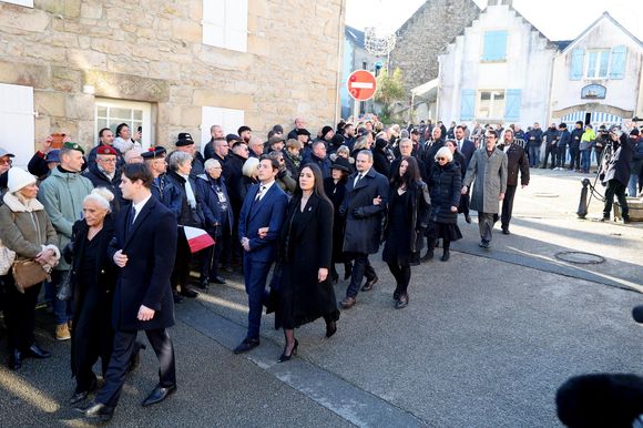 Si Pierrette a foulé le pavé avec ses filles, Jany faisait partie d'un autre groupe. Toutes les deux se sont montrées très dignes.

Pierrette Le Pen et son petit-fils, Jany Le Pen et les autres membres du clan Le Pen - Arrivées des membres de la famille Le Pen aux obsèques de Jean-Marie Le Pen en l'église Saint-Joseph à la Trinité-sur-Mer  le 11 juillet 2025. © Dominique Jacovides / Guillaume Collet / Bestimage
