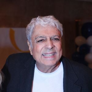 Il avoue toutefois que la bienveillance et l'affection illustrées dans la fiction télévisée pourraient presque le réconcilier avec ces lieux.

Exclusif - Enrico Macias - Soirée "Welcome Home" organisée par F. Tapiro afin de fêter le retour des otages israeliens aux Salons Hoche à Paris le 15 octobre 2025. © Rachid Bellak/Bestimage