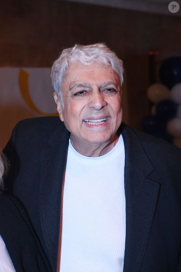 Il avoue toutefois que la bienveillance et l'affection illustrées dans la fiction télévisée pourraient presque le réconcilier avec ces lieux.

Exclusif - Enrico Macias - Soirée "Welcome Home" organisée par F. Tapiro afin de fêter le retour des otages israeliens aux Salons Hoche à Paris le 15 octobre 2025. © Rachid Bellak/Bestimage
