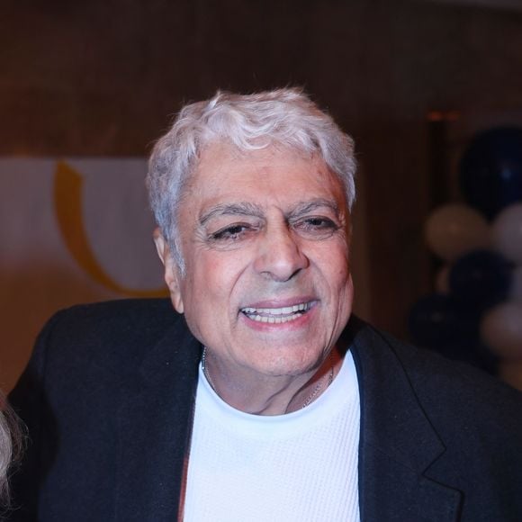 Il avoue toutefois que la bienveillance et l'affection illustrées dans la fiction télévisée pourraient presque le réconcilier avec ces lieux.

Exclusif - Enrico Macias - Soirée "Welcome Home" organisée par F. Tapiro afin de fêter le retour des otages israeliens aux Salons Hoche à Paris le 15 octobre 2025. © Rachid Bellak/Bestimage