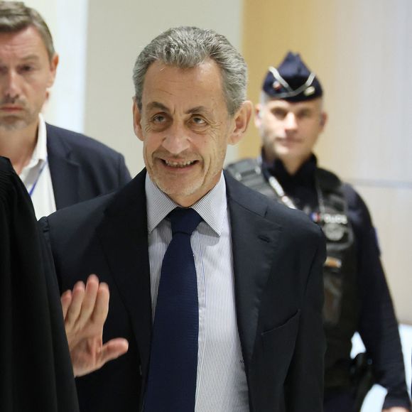 Comme le rapporte l'AFP, "Le parquet financier a requis jeudi à l'encontre de Nicolas Sarkozy une peine de sept ans de prison et de 300 000 euros d'amende, ainsi que cinq ans d'inéligibilité". 

Nicolas Sarkozy arrive au procès pour des accusations de financement illégal de la campagne présidentielle victorieuse de 2007 par le dictateur Mouammar Kadhafi, au tribunal de Paris, France, le 27 mars 2025. © Denis Guignebourg/Bestimage