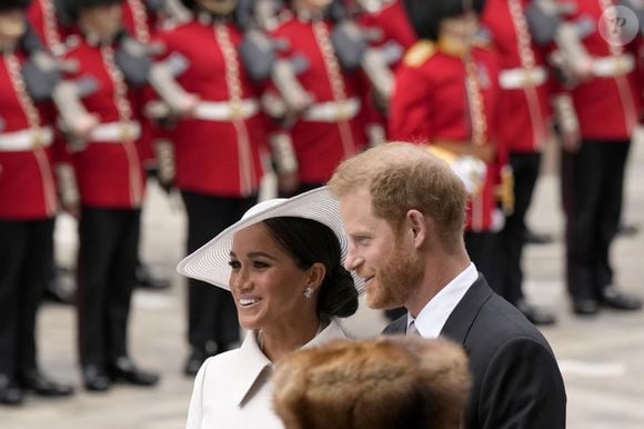 La petite, âgée de quatre ans, découvre un portrait en noir et blanc de leur chien Guy, décédé plus tôt cette année.

Le prince Harry, duc de Sussex, et Meghan Markle, duchesse de Sussex - Les membres de la famille royale et les invités lors de la messe du jubilé, célébrée à la cathédrale Saint-Paul de Londres, Royaume Uni, le 3 juin 2022. © Avalon/Panoramic/Bestimage