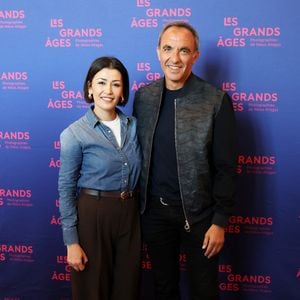 Karima Charni et Nikos Aliagas - Vernissage de l'exposition "Les grands âges", photographies de Nikos Aliagas au musée de l'Homme à Paris le 7 avril 2026. © Dominique Jacovides/Bestimage