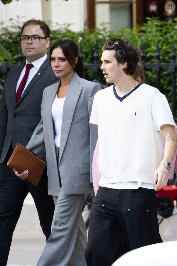 Exclusif - La famille Beckham (David Beckham, sa femme Victoria, Cruz Beckham, sa compagne Jackie Apostel, Roméo Beckham, sa compagne Kim Turnbull et Harper Seven) arrive à son hôtel fétiche "La Réserve" pour fêter les 50 ans de David Beckham (2 mai 1975) à Paris, France, le 2 mai 2025. David sort avec une bouteille de rouge pétrus Pomerol (surement l'année de sa naissance) à la main . © Bestimage