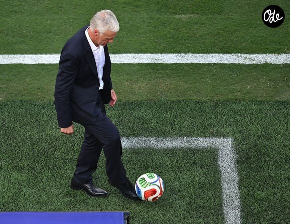 Mais le message est clair : "Ne me parlez de retraite, ce n'est pas le moment". Avouant que ce métier est son "adrénaline", DD ne se voit pas du tout rester inactif. Reste toutefois à trouver le bon projet.

Didier Deschamps, en costume, ballon au pied, lors du match de 16ème de finale "France - Suède (3-0)" lors de la Coupe du Monde FIFA 2026 (FIFA World Cup 2026).
© Gent Shkullaku/ZUMA Press Wire / Bestimage)