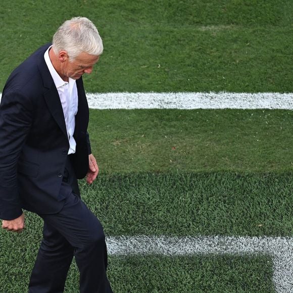 Mais le message est clair : "Ne me parlez de retraite, ce n'est pas le moment". Avouant que ce métier est son "adrénaline", DD ne se voit pas du tout rester inactif. Reste toutefois à trouver le bon projet.

Didier Deschamps, en costume, ballon au pied, lors du match de 16ème de finale "France - Suède (3-0)" lors de la Coupe du Monde FIFA 2026 (FIFA World Cup 2026).
© Gent Shkullaku/ZUMA Press Wire / Bestimage)