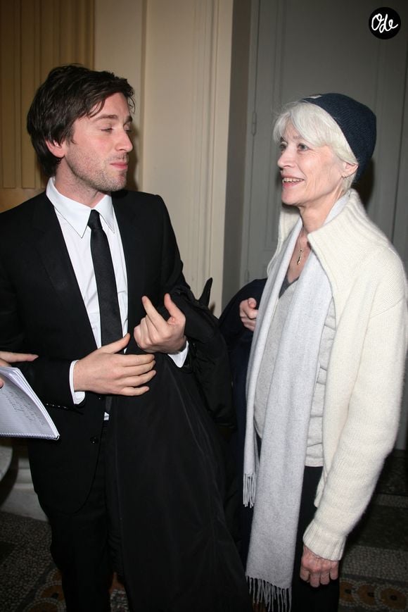 Thomas Dutronc et sa mère, Françoise Hardy, assistent à une conférence de presse consacrée à la loi « Création et Internet », qui s'est tenue au Théâtre de l'Odéon à Paris, en France, le 30 mars 2009. Photo de Denis Guignebourg/ABACAPRESS.COM