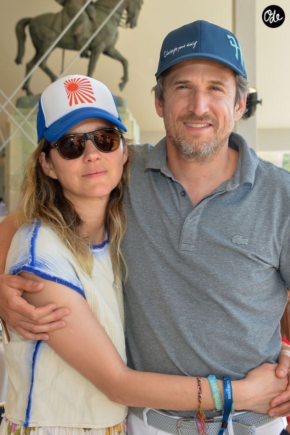 Exclusif - Marion Cotillard et son compagnon Guillaume Canet dans la tente VIP lors du Longines Paris Eiffel Jumping au Champ de Mars à Paris, le samedi 6 juillet 2019. © Veeren Ramsamy/Bestimage