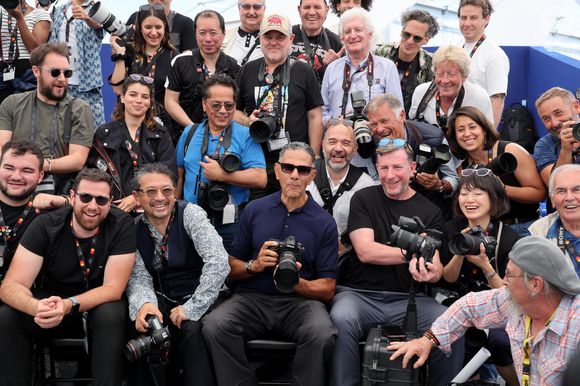Roschdy Zem pose avec les photographes - Photocall du film "13 Jours 13 Nuits" lors du 78ème Festival International du Film de Cannes le 24 mai 2025. © Jacovides-Moreau/Bestimage