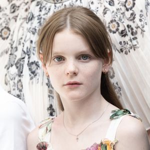 Mais aussi car le titre de la la princesse Gabrielle, la comtesse de Carladès, porte le nom de la région.

Le prince Albert II de Monaco, la princesse Charlène de Monaco, le prince Jacques de Monaco, marquis des Baux, et la princesse Gabriella de Monaco, comtesse de Carladès, ont été accueillis à Mur-de-Barrez en aveyron par M. Pierre Ignace, le maire de la commune et membre de la délégation officielle française lors de la récente visite d’État à Monaco. Une nouvelle médiathèque, créée par la Communauté de communes Aubrac-Carladez-Viadène, a été officiellement baptisée Médiathèque Princesse Gabriella, le 9 juillet 2025. © NivierePool/Bestimage