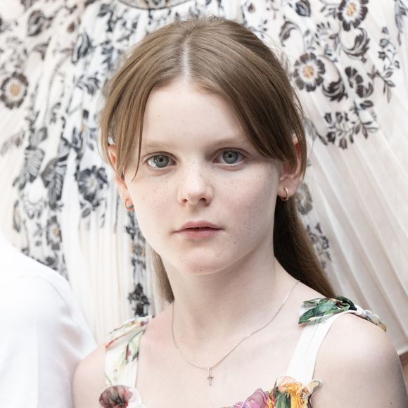 Mais aussi car le titre de la la princesse Gabrielle, la comtesse de Carladès, porte le nom de la région.

Le prince Albert II de Monaco, la princesse Charlène de Monaco, le prince Jacques de Monaco, marquis des Baux, et la princesse Gabriella de Monaco, comtesse de Carladès, ont été accueillis à Mur-de-Barrez en aveyron par M. Pierre Ignace, le maire de la commune et membre de la délégation officielle française lors de la récente visite d’État à Monaco. Une nouvelle médiathèque, créée par la Communauté de communes Aubrac-Carladez-Viadène, a été officiellement baptisée Médiathèque Princesse Gabriella, le 9 juillet 2025. © NivierePool/Bestimage