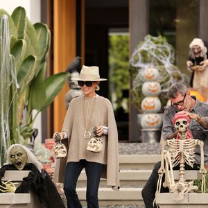 Exclusif - Alors que Jade est rentrée du lycée, maintenant au volant de sa nouvelle voiture, avec sa soeur Joy et Aliosha, le fils de J.Lespert, Laeticia Hallyday et son ex-compagnon Jalil Lespert arrivent à la villa en fin d’après-midi avec les filles de ce dernier. Le 31 octobre 2022. (Agence / Bestimage).