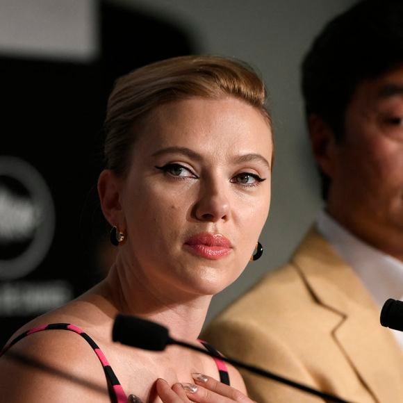 Scarlett Johansson à la conférence de presse du film "Asteroid City" lors de la 76ème édition du festival international du film de Cannes le 24 mai 2023.

© Pool Cannes / Bestimage