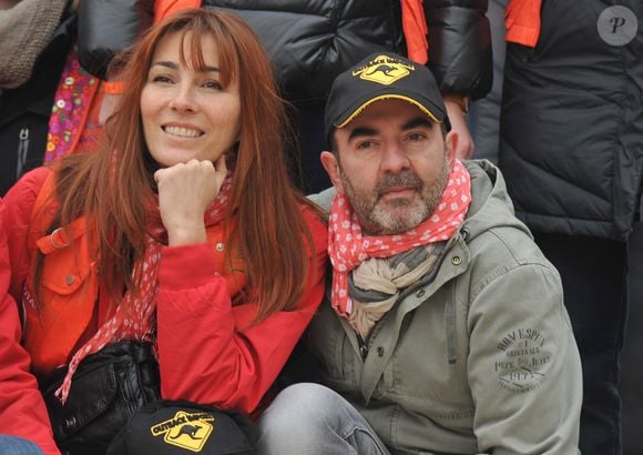 Aujourd'hui, elle remercie ses proches, notamment sa famille, pour le soutien.

Bruno Solo et sa femme Veronique - Depart du Rallye Aicha des Gazelles du Maroc sur la place du Trocadero a Paris le 16 mars 2013.