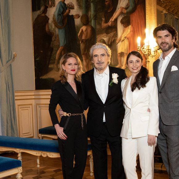 C'est elle qui a fait le premier pas vers lui, après l'un de ses concerts

Serge Lama et Luana Santonino entourés du fils de Serge Lama Frédéric et sa femme Léa - Mariage de Serge Lama et Luana Santonino à la mairie du 7ème arrondissement de Paris. Rachida Dati, Maire du 7ème a célébré
 le mariage.
Paris, le 11 février 2021.
© Cyril Moreau/Bestimage
