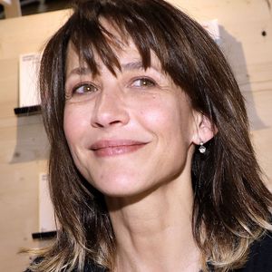Sophie Marceau est végétarienne. À cela s'ajoute le fait que la star pratique une activité sportive. 

Sophie Marceau - Festival du Livre de Paris 2023 au Grand Palais Éphémère à Paris le 22 avril 2023.
© Cedric Perrin / Bestimage