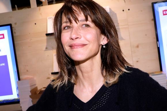 Sophie Marceau est végétarienne. À cela s'ajoute le fait que la star pratique une activité sportive. 

Sophie Marceau - Festival du Livre de Paris 2023 au Grand Palais Éphémère à Paris le 22 avril 2023.
© Cedric Perrin / Bestimage