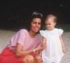 Athina Onassis, petite-fille du célèbre armateur grec Aristote Onassis, a hérité d’une fortune considérable tout en choisissant de rester éloignée du monde des affaires et des projecteurs.

Archives rétro – Christina Onassis et sa fille Athina à Paris, au ski, en pied. Charriau / Bestimage.