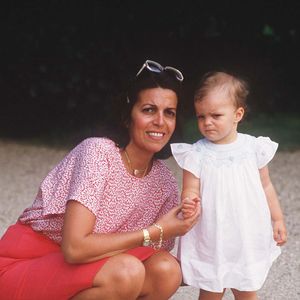 Athina Onassis, petite-fille du célèbre armateur grec Aristote Onassis, a hérité d’une fortune considérable tout en choisissant de rester éloignée du monde des affaires et des projecteurs.
Archives rétro – Christina Onassis et sa fille Athina à Paris, au ski, en pied. Charriau / Bestimage.