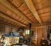 Mais aussi de quoi enregistrer des chansons

Vianney a terminé la construction de sa cabane en bois en pleine forêt et montre le résultat sur Instagram le 12 avril 2026.