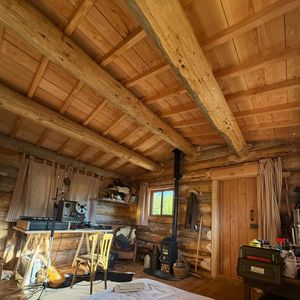 Mais aussi de quoi enregistrer des chansons

Vianney a terminé la construction de sa cabane en bois en pleine forêt et montre le résultat sur Instagram le 12 avril 2026.
