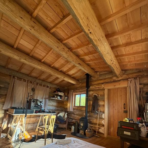 Mais aussi de quoi enregistrer des chansons

Vianney a terminé la construction de sa cabane en bois en pleine forêt et montre le résultat sur Instagram le 12 avril 2026.