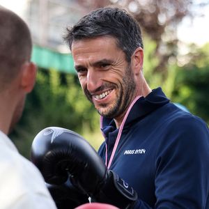 Tony Estanguet, président du Comité d’organisation des Jeux Olympiques et Paralympiques de Paris 2024 boxe avec Jules Ribestien, athlète de Para triathlon médaillé d'Or, lors d'une visite au Collège Maurice Utrillo à Paris 18ème pour la rentrée scolaire, le 4 septembre 2024. © Stéphane Lemouton / Bestimage