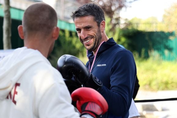 Tony Estanguet, président du Comité d’organisation des Jeux Olympiques et Paralympiques de Paris 2024 boxe avec Jules Ribestien, athlète de Para triathlon médaillé d'Or, lors d'une visite au Collège Maurice Utrillo à Paris 18ème pour la rentrée scolaire, le 4 septembre 2024. © Stéphane Lemouton / Bestimage