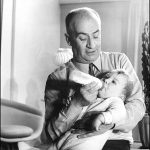 Louis de Funès et son fils Olivier en 1949 à Paris. Photo de Bestimage