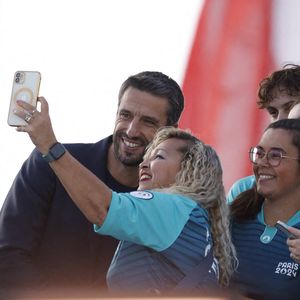 Ce qui ne l'empêchera pas d'accepter deux-trois selfies avec des fans de passage...

Tony Estanguet à la fin du défilé des athlètes français ayant participé aux Jeux olympiques et paralympiques de Paris 2024 à Paris le 14 septembre 2024. Photo by Romuald Meigneux/Pool/ABACAPRESS.COM