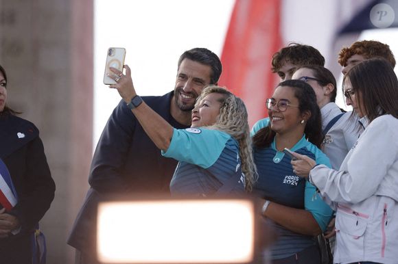 Ce qui ne l'empêchera pas d'accepter deux-trois selfies avec des fans de passage...

Tony Estanguet à la fin du défilé des athlètes français ayant participé aux Jeux olympiques et paralympiques de Paris 2024 à Paris le 14 septembre 2024. Photo by Romuald Meigneux/Pool/ABACAPRESS.COM