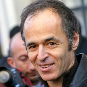 Le chanteur français Jean-Jacques Goldman participe à une marche silencieuse de plus de 1 000 personnes organisée par l'association "Ni Putes ni Soumises" à Marseille, dans le sud de la France, le 27 novembre 2004. Photo par Gerald Holubowicz/ABACA.