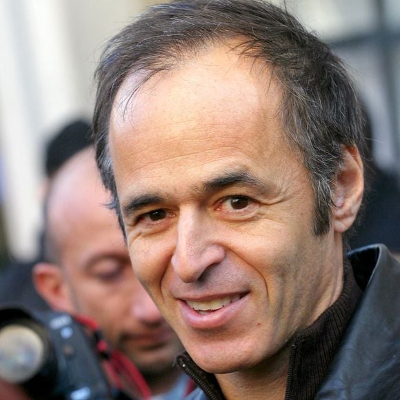 Le chanteur français Jean-Jacques Goldman participe à une marche silencieuse de plus de 1 000 personnes organisée par l'association "Ni Putes ni Soumises" à Marseille, dans le sud de la France, le 27 novembre 2004. Photo par Gerald Holubowicz/ABACA.
