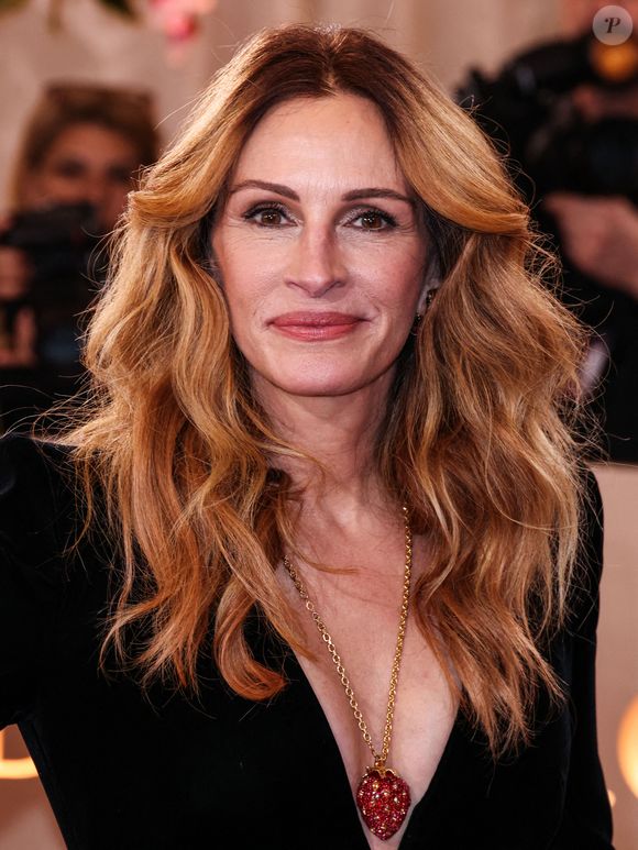 Julia Roberts, vêtue d'une robe Giorgio Armani Prive personnalisée, arrive à la 83e cérémonie annuelle des Golden Globe Awards qui se tient à l'hôtel Beverly Hilton le 11 janvier 2026 à Beverly Hills, Los Angeles, Californie, États-Unis. Photo par Xavier Collin/Image Press Agency/ABACAPRESS.COM