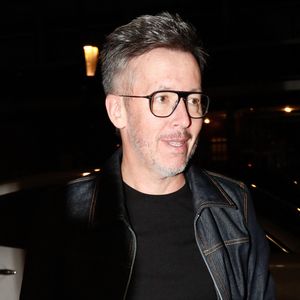 Il y a évoqué pour la première fois l’accident tragique survenu à la naissance de son grand frère, victime d’une hémorragie cérébrale après avoir été laissé tomber par la sage-femme.

Exclusif - Jean-Luc Lemoine - Arrivées pour la dernière émission de TPMP sur C8 à Canal Factory à Boulogne-Billancourt, le 27 février 2025. © Christophe Clovis / Bestimage