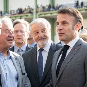 Denis Olivennes, président d'Editis , Antoine Gallimard, président des Editions Gallimard,  Vincent Montagne, président du Syndicat national de l'édition (SNE),  avec Emmanuel Macron, président de la République  et Rachida Dati, ministre de la Culture, lors de la visite du festival du livre de Paris.
