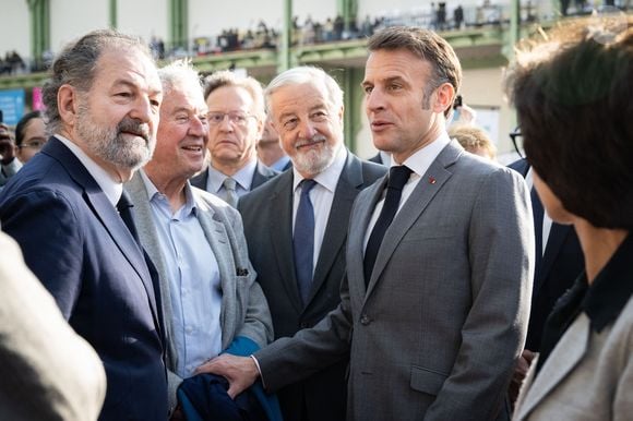 Denis Olivennes, président d'Editis , Antoine Gallimard, président des Editions Gallimard,  Vincent Montagne, président du Syndicat national de l'édition (SNE),  avec Emmanuel Macron, président de la République  et Rachida Dati, ministre de la Culture, lors de la visite du festival du livre de Paris.