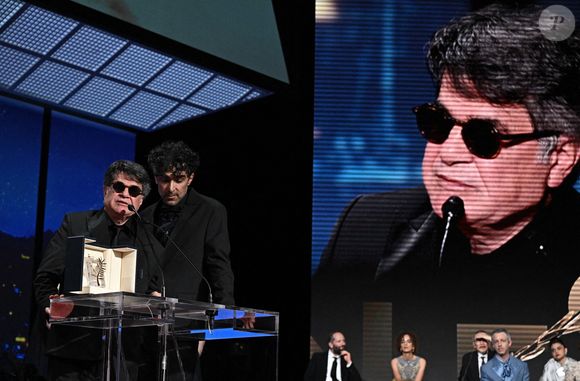 Le réalisateur, scénariste et producteur iranien Jafar Panahi célèbre sur scène après avoir remporté la Palme d'Or pour le film "Un simple accident" lors de la cérémonie de clôture de la 78e édition du Festival de Cannes à Cannes, France, le 24 mai 2025. Photo de David Niviere/ABACAPRESS.COM