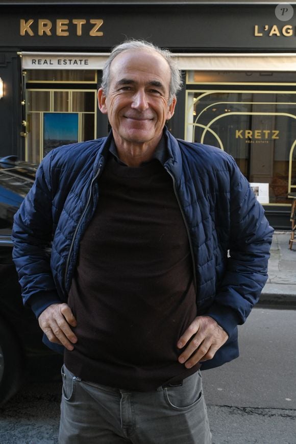 Du côté de la magnifique ria d'Étel, en Bretagne se cache l'île de Riec’h. Mise à prix à 2 494 800 euros, cette propriété hors du commun a justifié le déplacement d'Olivier Kretz en personne. 

Olivier Kretz - La famille Kretz, rendue célèbre par la série L'Agence diffusée sur Netflix, inaugure sa première agence immobilière physique à Paris, dotée de six pièces au 100 rue du Bac, dans le 7ème arrondissement de Paris, France, le 2 février 2026. © Lionel Urman/Bestimage